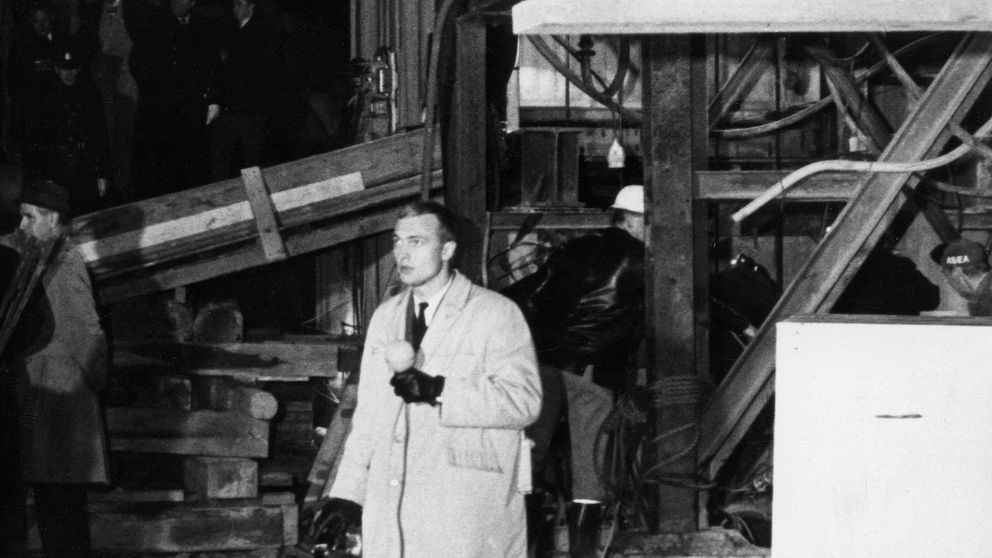Aktuellts reporter Bo Holmström rapporterar från olycksplatsen på Söder. Det s k Stora tunnelraset inträffade den 9 november 1965 när Televerkets kabeltunnel skulle byggas vid Skanstull.