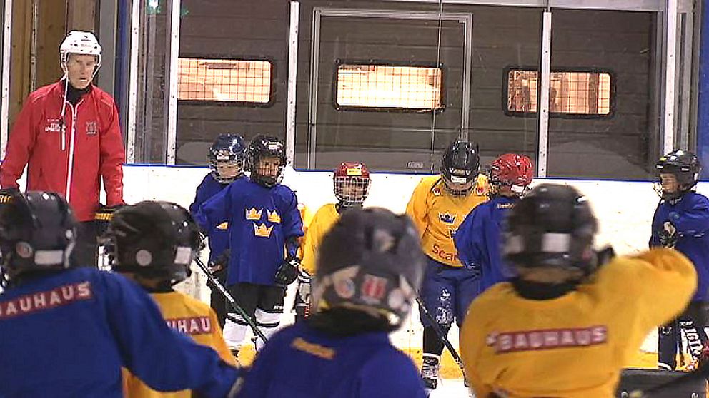 Barn på isen under en ishockeyträning