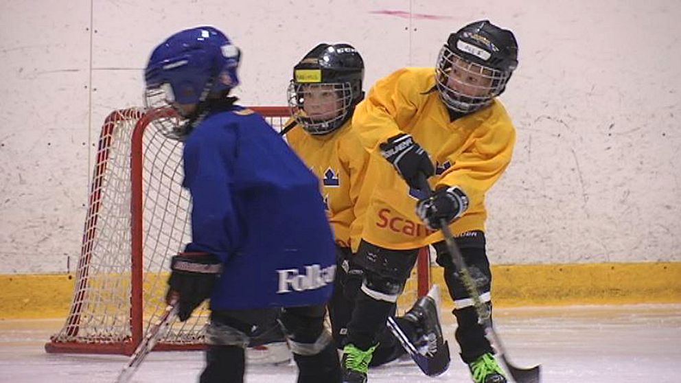 Barn som tränar ishockey