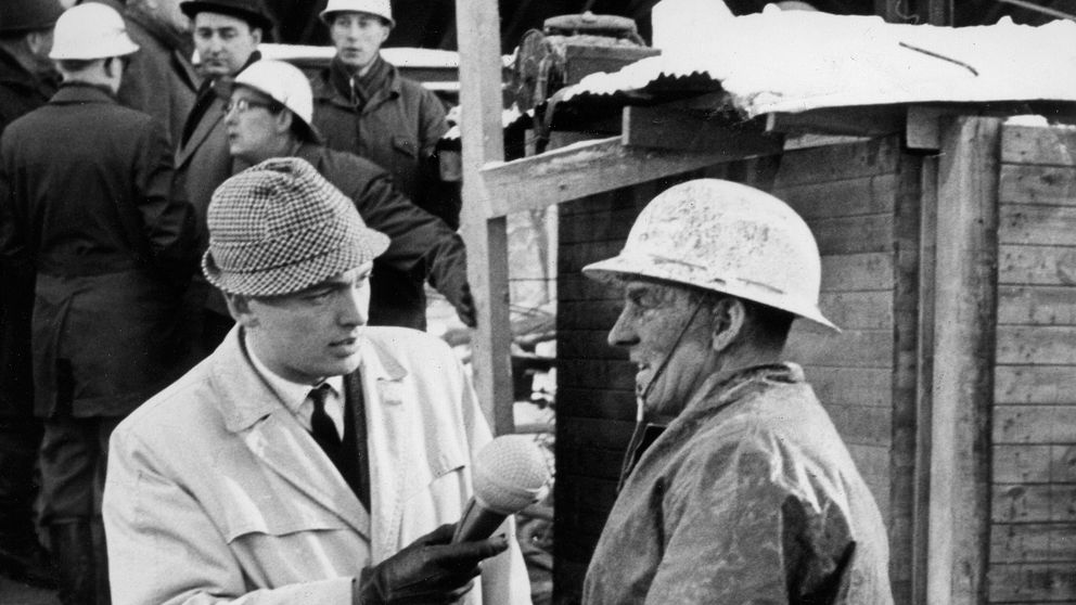 Aktuellts reporter Bo Holmström intervjuar räddningspersonal på olycksplatsen. Det s k Stora tunnelraset inträffade den 9 november 1965 när Televerkets kabeltunnel skulle byggas vid Skanstull.