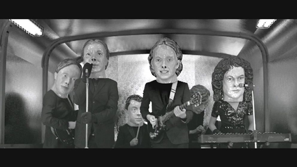 Stillbild ur musikvideon till låten ”Reflektor” av Arcade Fire.
