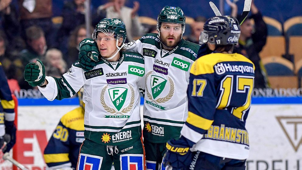 Oskar Steen och Mikael Wikstrand firar med hockeyutrustningen på.