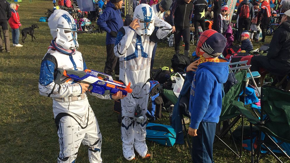 Två barn utklädda till stormtroopers