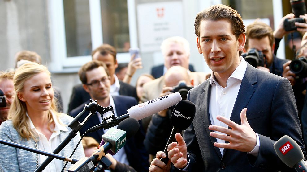 Sebastian Kurz talar med medierna.