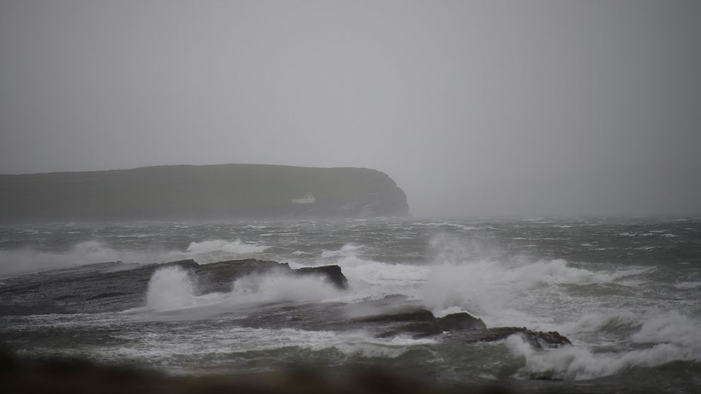 Ophelia piskar havet vid halvön Loop Head på västra Irland.