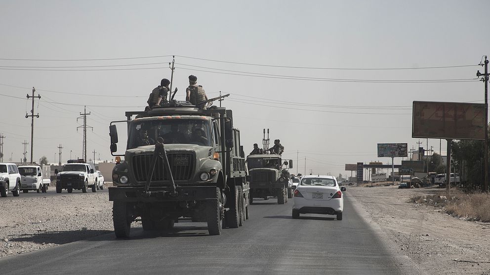 Kurdiska Peshmerga lämnar staden Kirkuk, staden faller till irakiska armen som tar kontroll.
