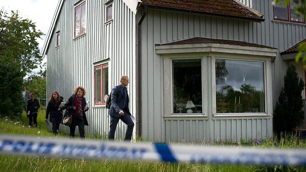 Rättens ledamöter vid en så kallad syn på brottsplatsen i Långared.