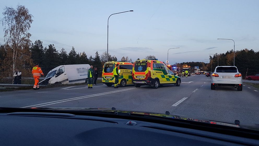 En skåbil står i ett dike och två ambulanser är på plats vid en olycka på väg 51 utanför Örebro.
