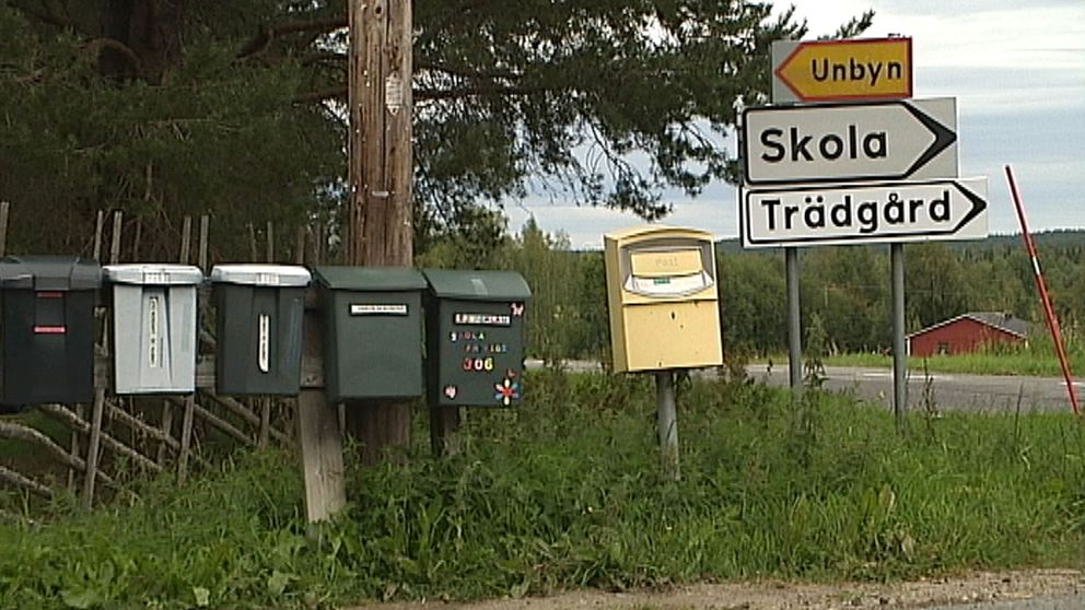 Arkivbild postlådor i byaskylt Unbyn