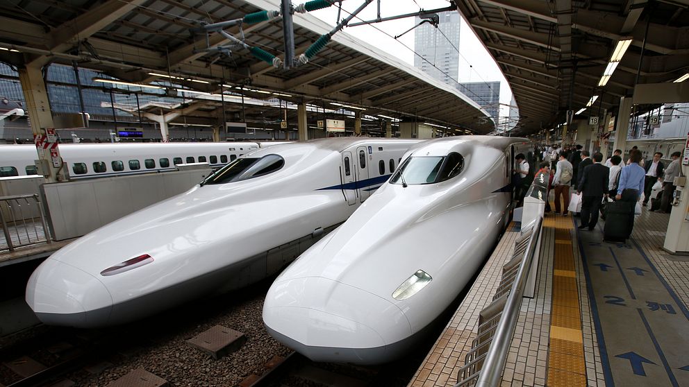 Säker och effektiv tågtrafik är en viktig del av det japanska samhället. Där reser 30 miljoner människor, en fjärdedel av befolkningen, dagligen med tåg.