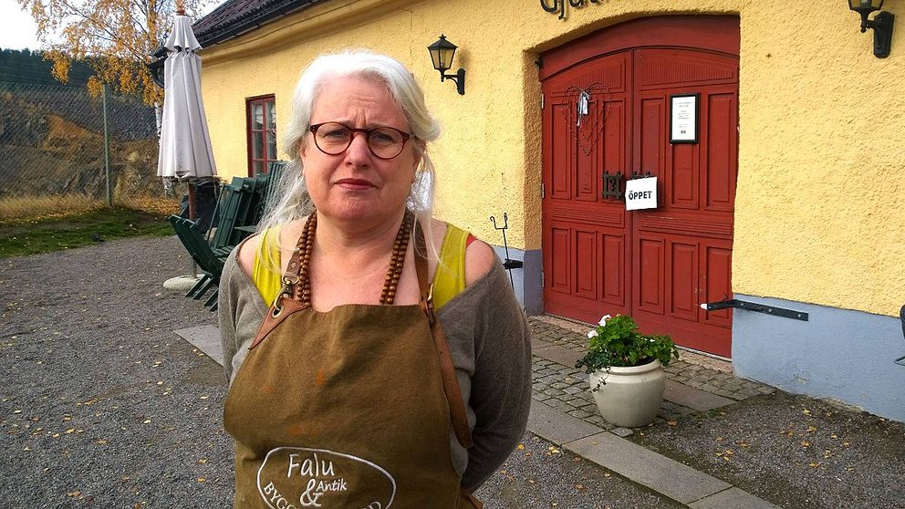 Annica Skoglund står framför sin butik.