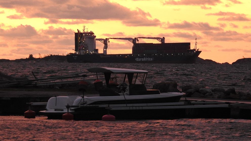 Ett fartyg har gått på grund utanför Oxelösund igår kväll.