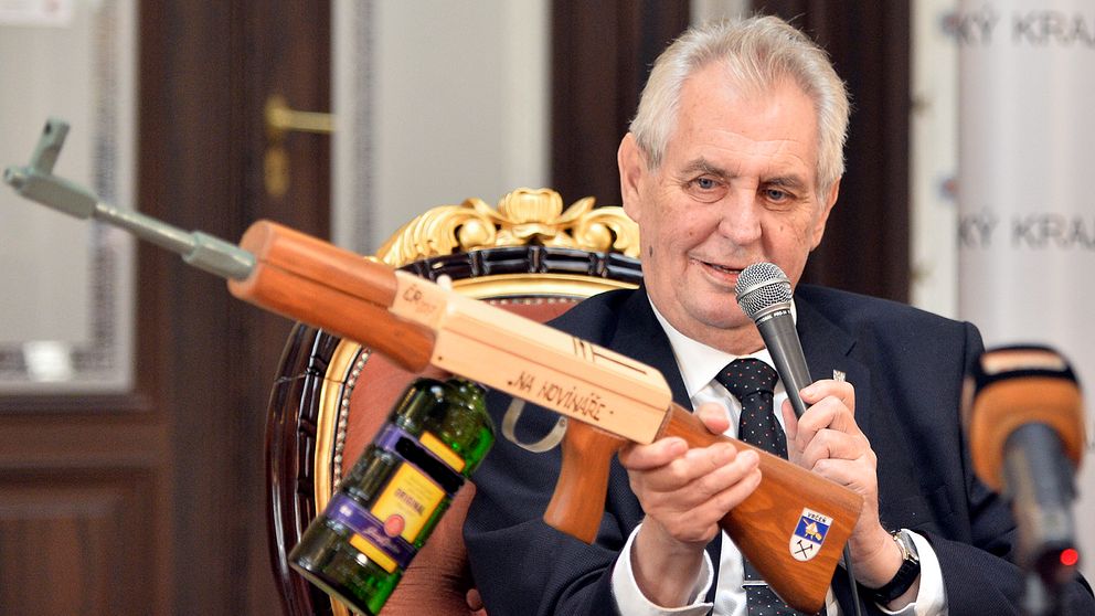 Tjeckiens president Milos Zeman med en låtsas-automatkarbin märkt ”För journalister”.