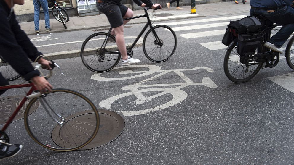 Cyklister vid övergångsställe