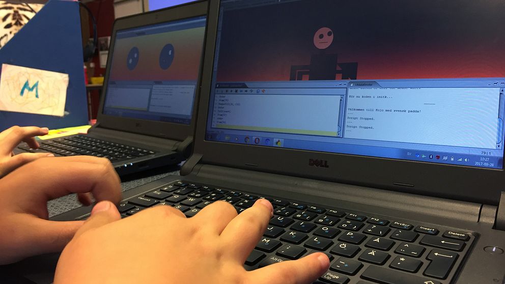 En elev som skriver på en dator