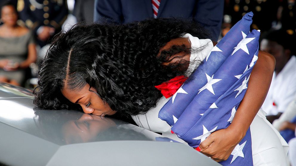 La David Johnsons hustru Myeshia Johnson vid begravningsceremonin i Florida.