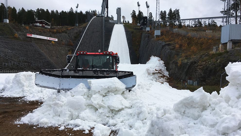 Maskin kör ut snö på Lugnet i Falun.