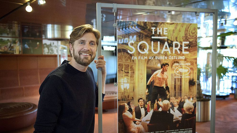 Ruben Östlunds håller in en plansch med sin film The Square.