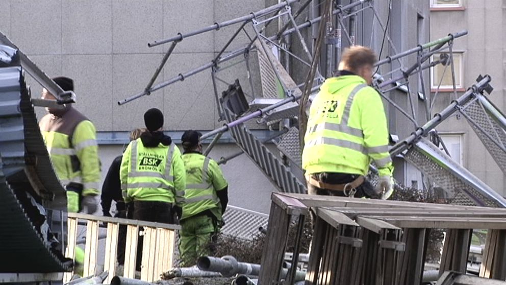 En byggställning vid ett sjuvåningshus i Karlskrona rasade när Simone svepte förbi den 28 oktober.