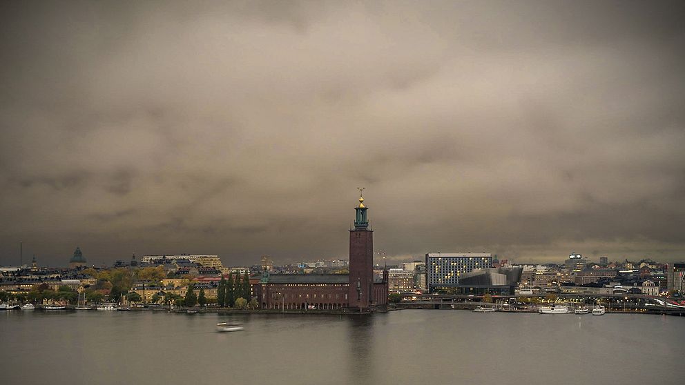 Kompakta moln över Stockholm den 17 oktober, och det var så pass mörkt att soluppgången kändes försenad.