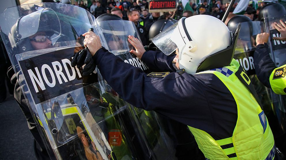 Polis konfronterar demonstranter från Nordiska motståndsrörelsen i Göteborg 30 september.