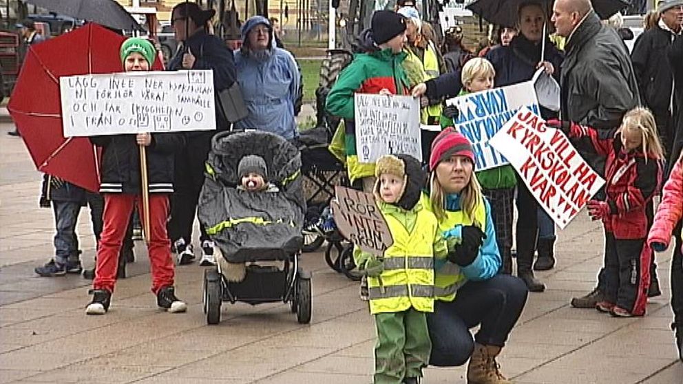 I dag genomfördes en demonstration i Flen mot förslaget att lägga ner Kyrkskolan i Mellösa och Ekbackens skola i Sparreholm. Flera hundra personer deltog, en del hade traktorn med sig.