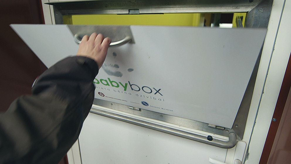 Här i baby-boxen på sjukhuset i Riga kan föräldrar lämna in sina oönskade barn anonymt.