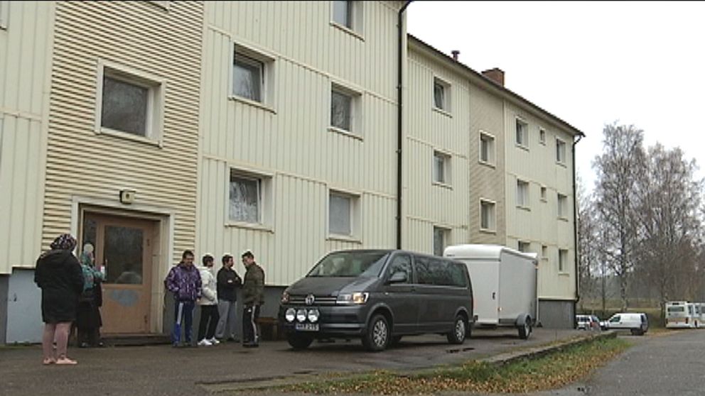Exteriör asylboende i Ställdalen med folk som ska flytta