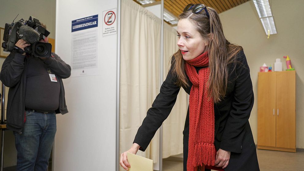 Vänsterpolitikern Katrín Jakobsdóttir röstar i Reykjavik.