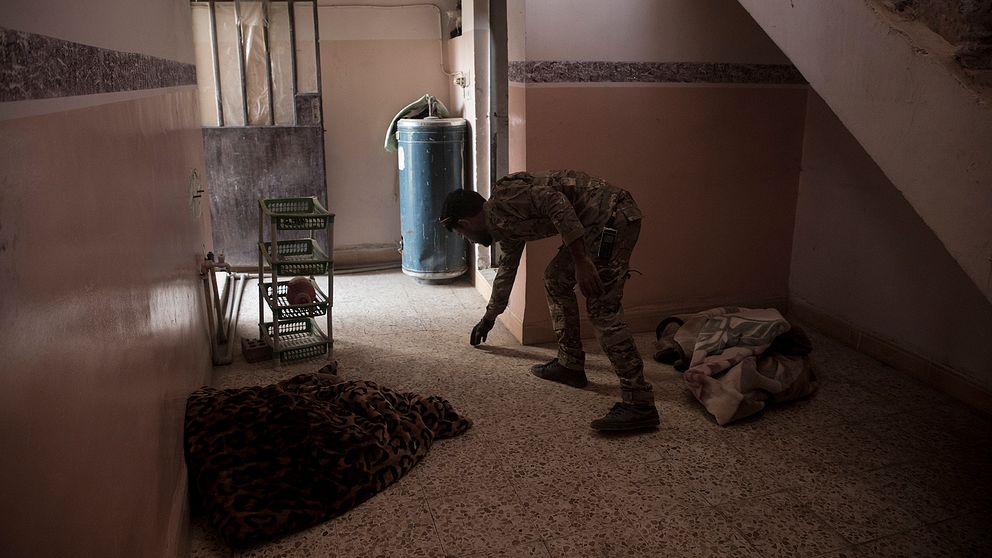 Den irakiska bombgruppen söker av ett av husen i Hawija.