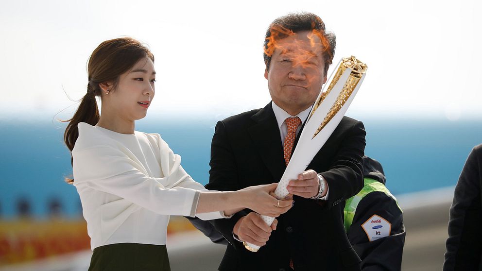 Sydkoreas idrottsminister Do Jong-Hwan och Kim Yuna, OS-mästare i konståkning 2010 med OS-facklan
