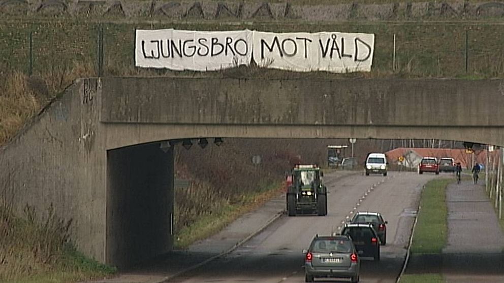 Bara två dagar efter dubbelmordet hissades en stilla protest över infarten till Ljungsbro. En protest mot våldet som blev början till en manifestation.