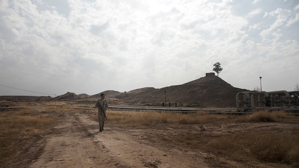 Säkerheten på oljefälten i Kirkuk är stark, med flera vakter patrullerande runt anläggningarna som ofta omringas av vallgravar för att försvåra intrång.