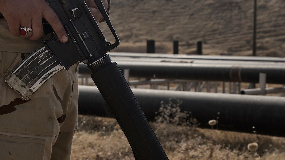 Beväpnade vakter ur irakiska armen vaktar oljefälten.