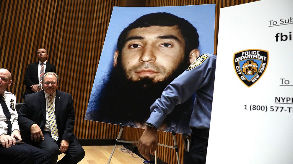 En bild på den misstänkte gärningsmannen i New York, Sayfullo Saipov, visas upp på en presskonferens om terrorattacken.
