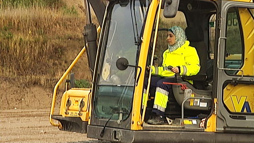 Ghalia Alhindi i en grävmaskin