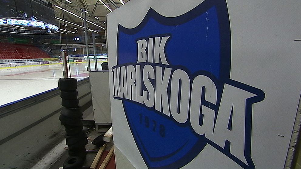 BIK Karlskogas logga. I bakgrunden syns en ishockeyrink