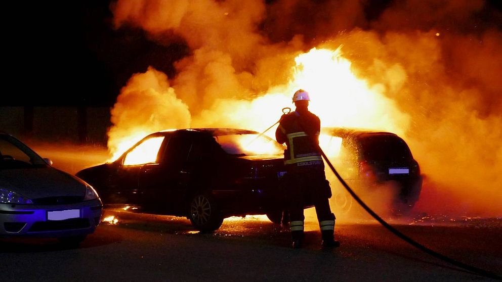 Bil brinner på Årbygatan i Eskilstuna