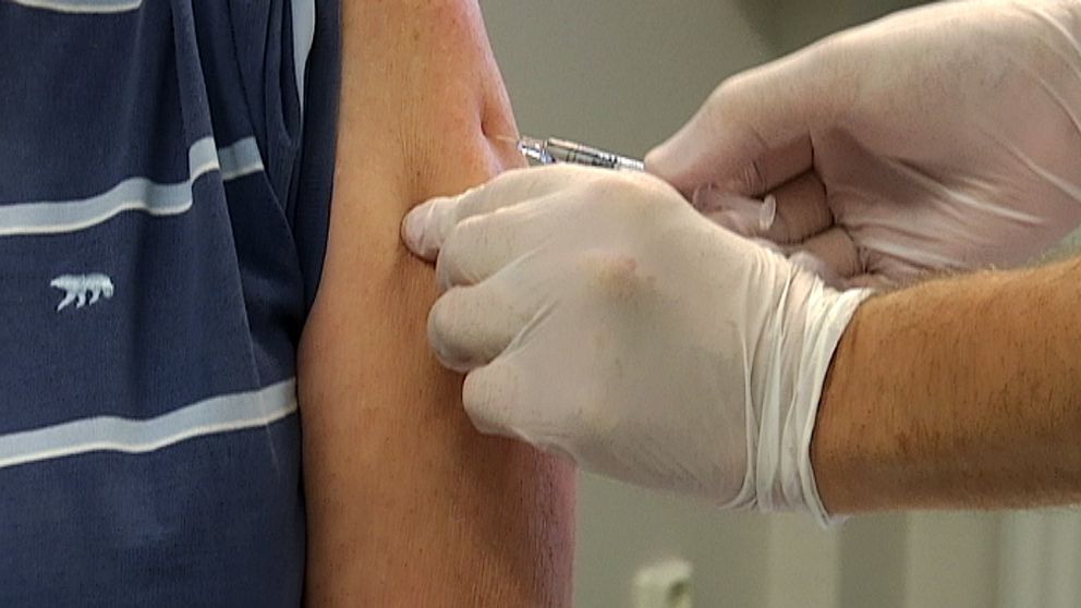 En person som får en influensavaccinationsspruta i armen