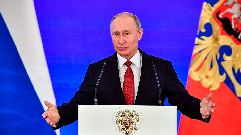 Rysslands president Putin står framför en talarstol.