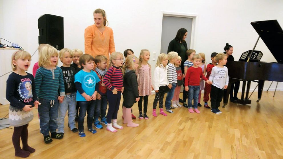 Under dagens ceremoni sjöng femton förskolebarn från Montessoriskolan kända visor av Alice Tegnér, bland annat Mors lilla Olle.