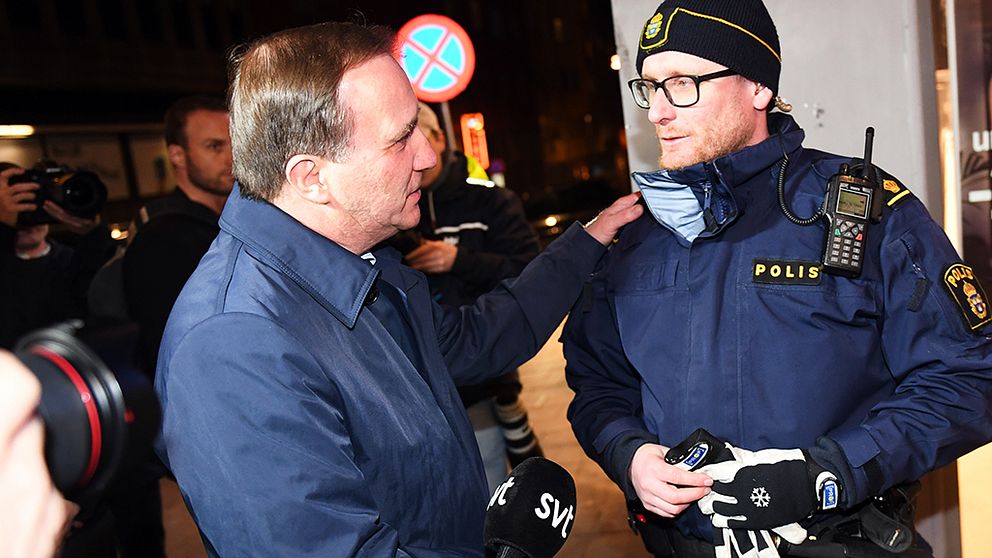 Statsminister Stefan Löfven (S) tackar polisen Jonas Hvitfeldt