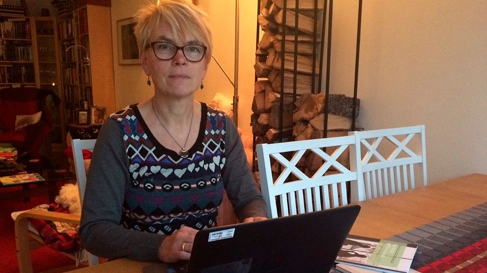 Statsvetaren Agneta Blom sitter vid ett bord vid en dator.