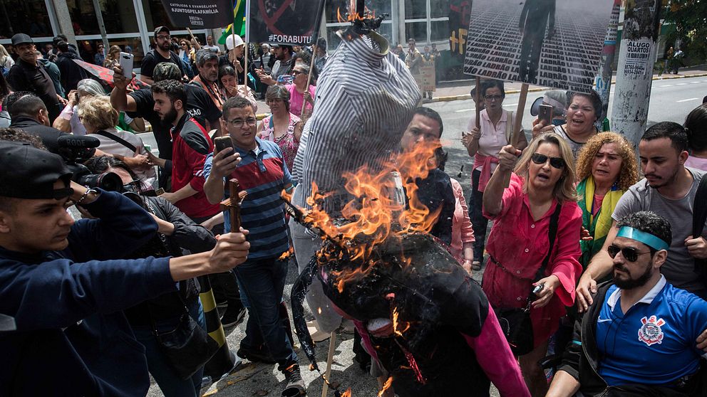 Protester i Brasilien mot genusteoretikern Judith Butler | SVT Nyheter