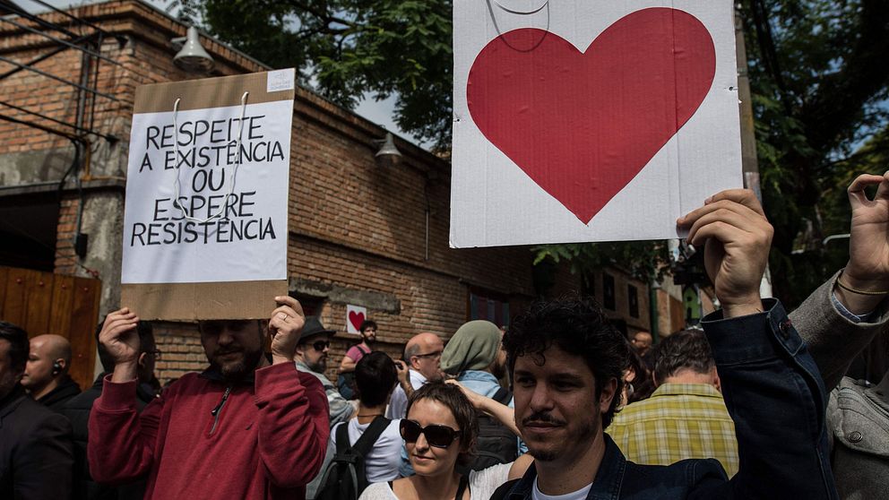 Protester i Brasilien mot genusteoretikern Judith Butler | SVT Nyheter