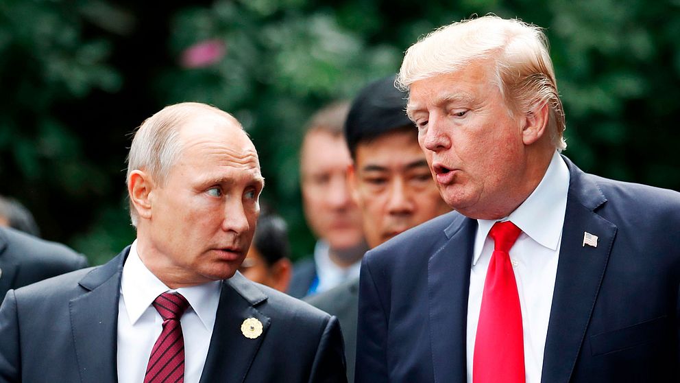 Vladimir Putin och Donald Trump i samtal under Apec-mötet