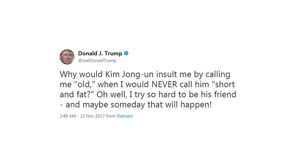 Nu twittrar Trump: ”Varför skulle Kim Jong-Un förolämpa mig genom att kalla mig 'gammal', när jag ALDRIG skulle kalla honom 'kort och fet'. Nåväl, jag försöker att vara hans vän – och kanske kommer det att hända en dag!”.