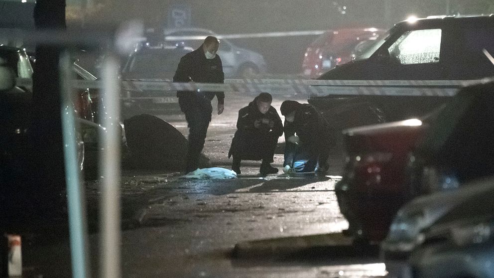 Polisen kriminaltekniker på plats efter en dödskjutning vid Mjølnerparken i stadsdelen Nørrebro i Köpenhamn.
