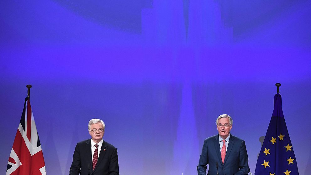 Storbritanniens brexitminister David Davis och EU:s chefsförhandlare Michel Barnier