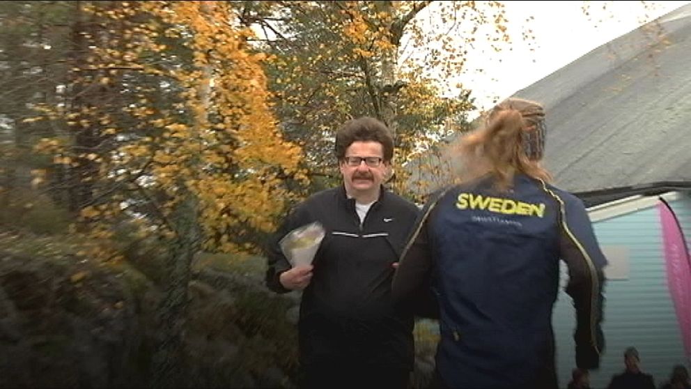 Lars Stjernkvist springer iklädd träningskläder. Han möter en landslagsorienterare.